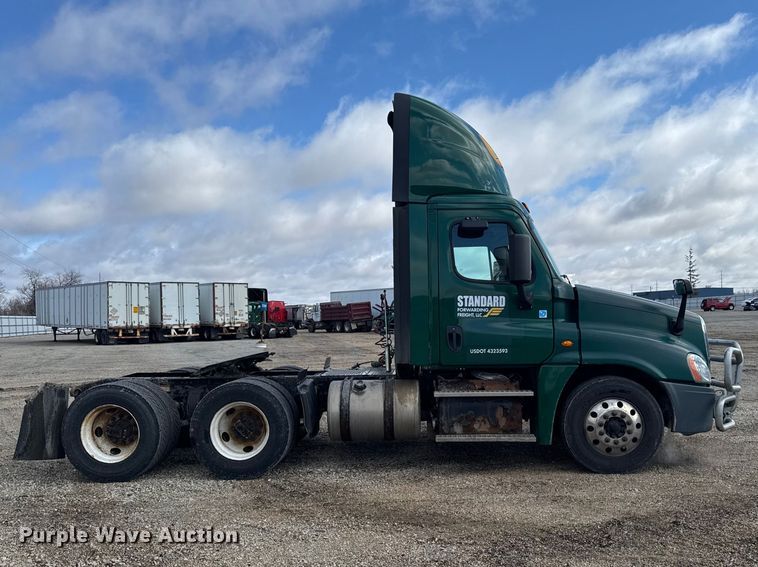 image for item YA2393 2017 Freightliner Cascadia 125 semi truck