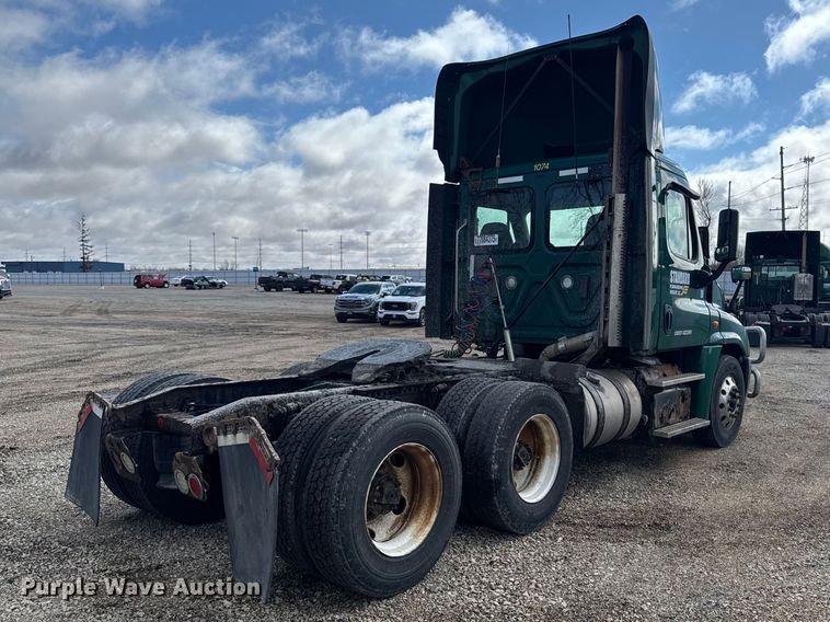 image for item YA2393 2017 Freightliner Cascadia 125 semi truck