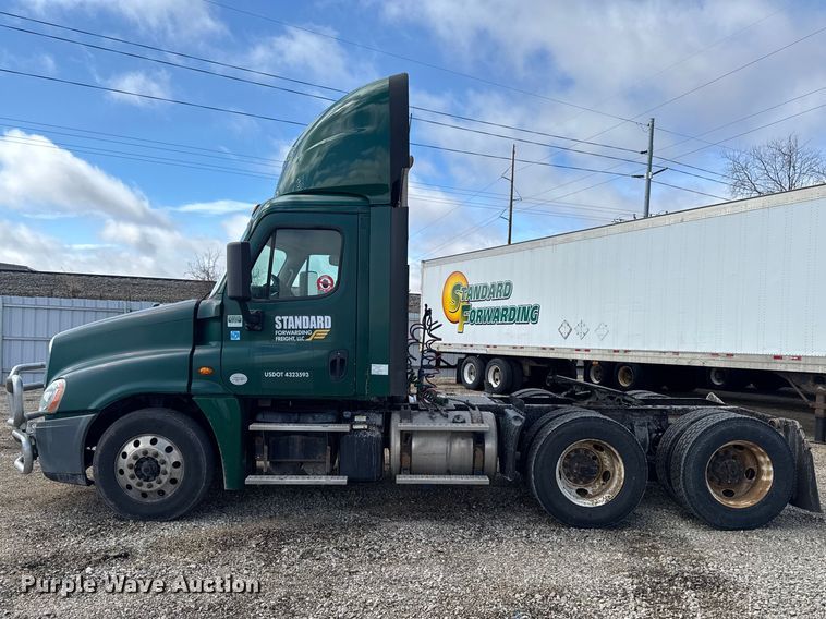 image for item YA2393 2017 Freightliner Cascadia 125 semi truck