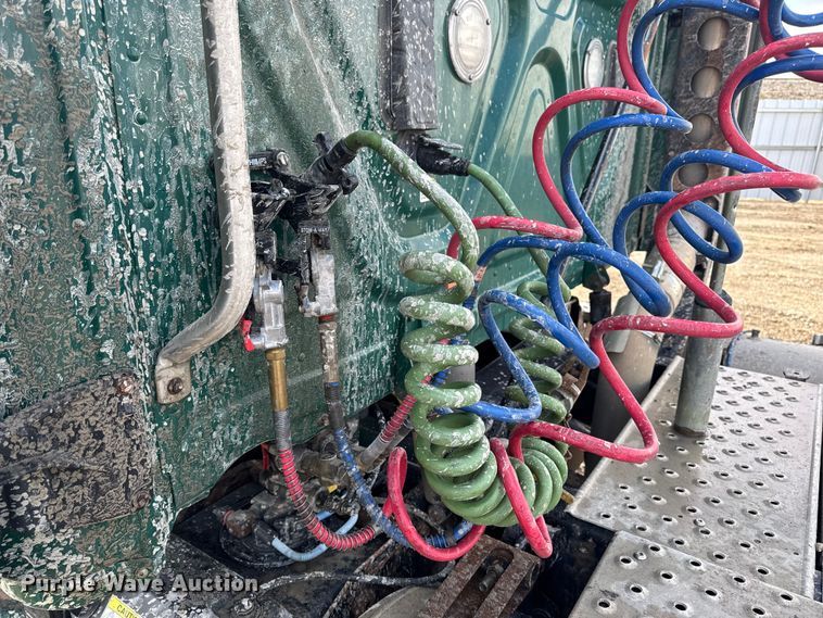 image for item YA2393 2017 Freightliner Cascadia 125 semi truck