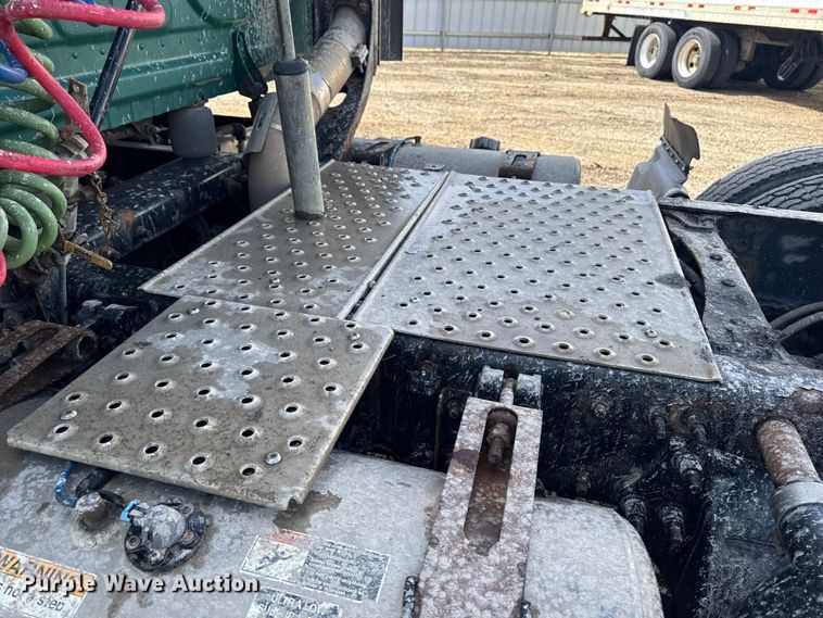 image for item YA2393 2017 Freightliner Cascadia 125 semi truck