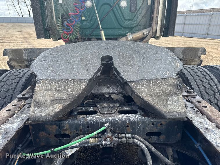 image for item YA2393 2017 Freightliner Cascadia 125 semi truck