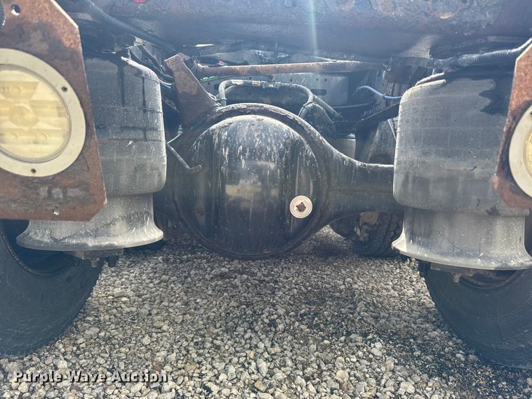 image for item YA2393 2017 Freightliner Cascadia 125 semi truck