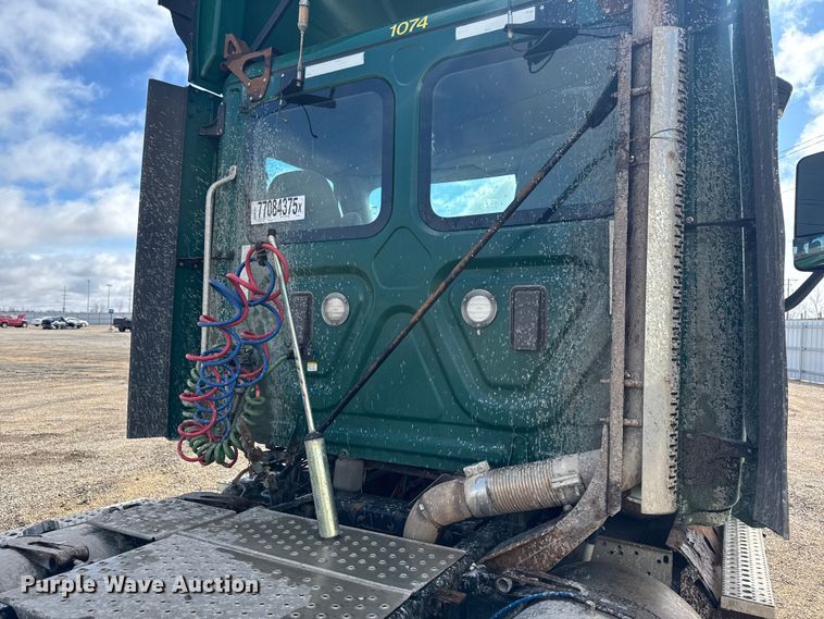 image for item YA2393 2017 Freightliner Cascadia 125 semi truck