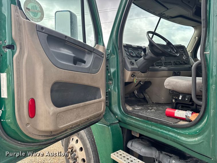 image for item YA2393 2017 Freightliner Cascadia 125 semi truck