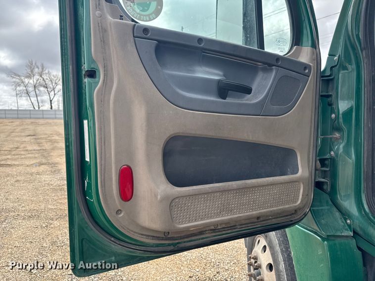 image for item YA2393 2017 Freightliner Cascadia 125 semi truck