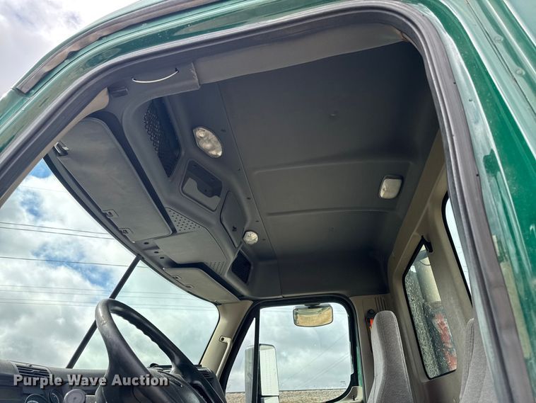 image for item YA2393 2017 Freightliner Cascadia 125 semi truck