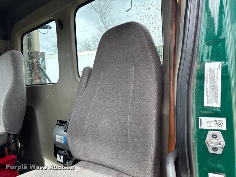 image for item YA2393 2017 Freightliner Cascadia 125 semi truck