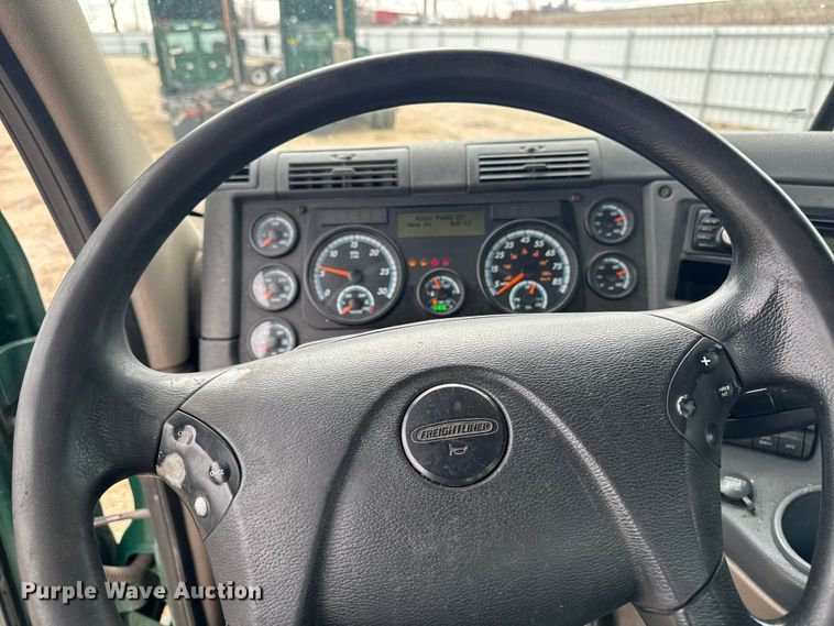 image for item YA2393 2017 Freightliner Cascadia 125 semi truck