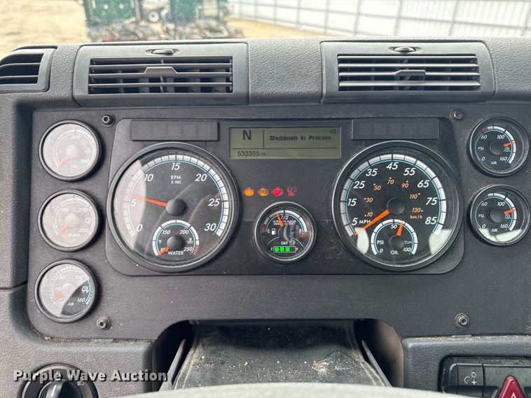 image for item YA2393 2017 Freightliner Cascadia 125 semi truck