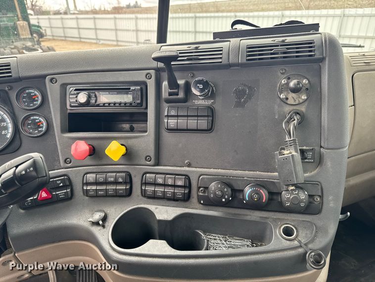 image for item YA2393 2017 Freightliner Cascadia 125 semi truck