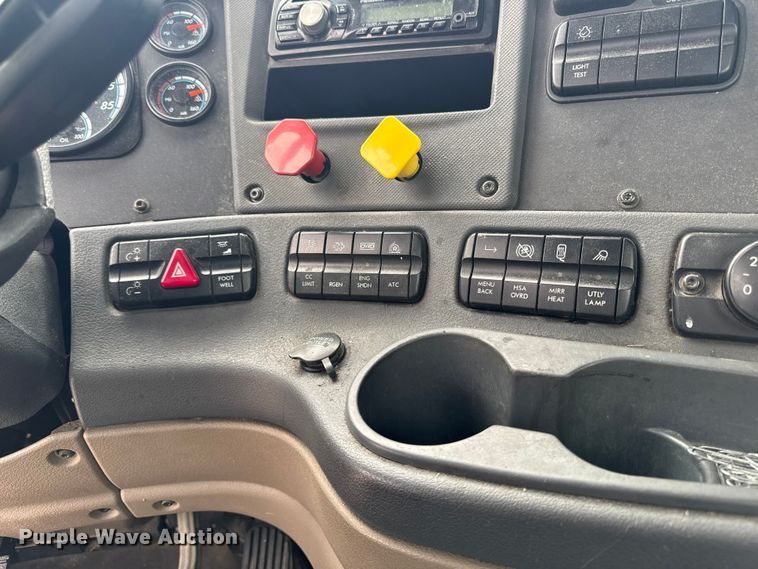 image for item YA2393 2017 Freightliner Cascadia 125 semi truck