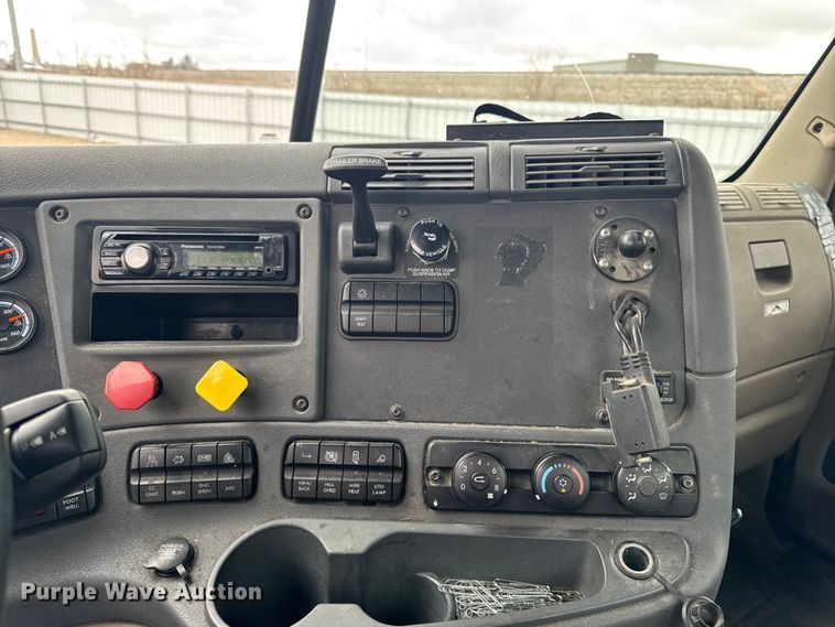 image for item YA2393 2017 Freightliner Cascadia 125 semi truck