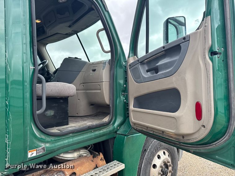 image for item YA2393 2017 Freightliner Cascadia 125 semi truck