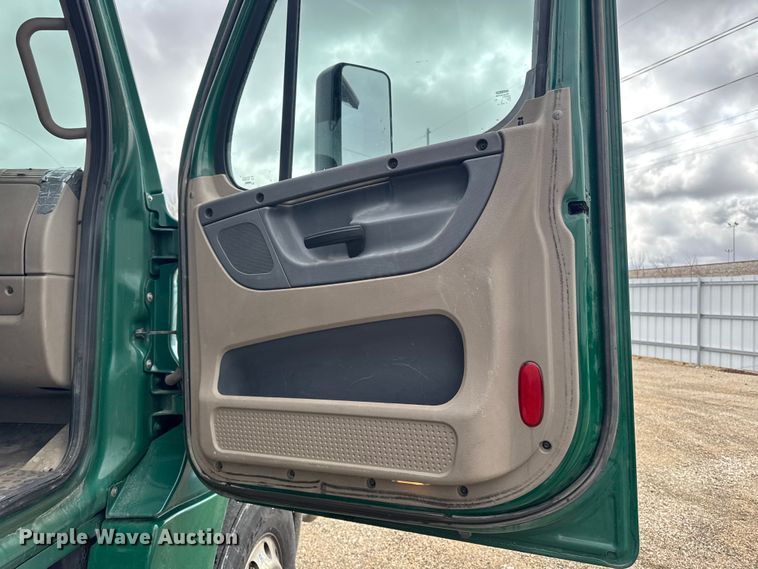 image for item YA2393 2017 Freightliner Cascadia 125 semi truck