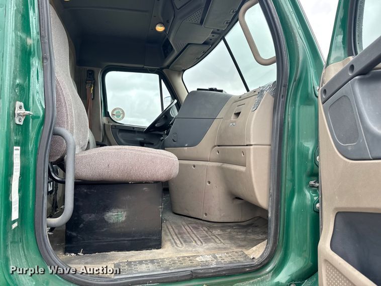 image for item YA2393 2017 Freightliner Cascadia 125 semi truck