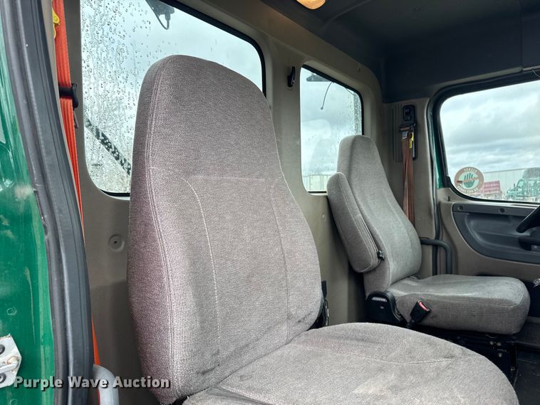 image for item YA2393 2017 Freightliner Cascadia 125 semi truck