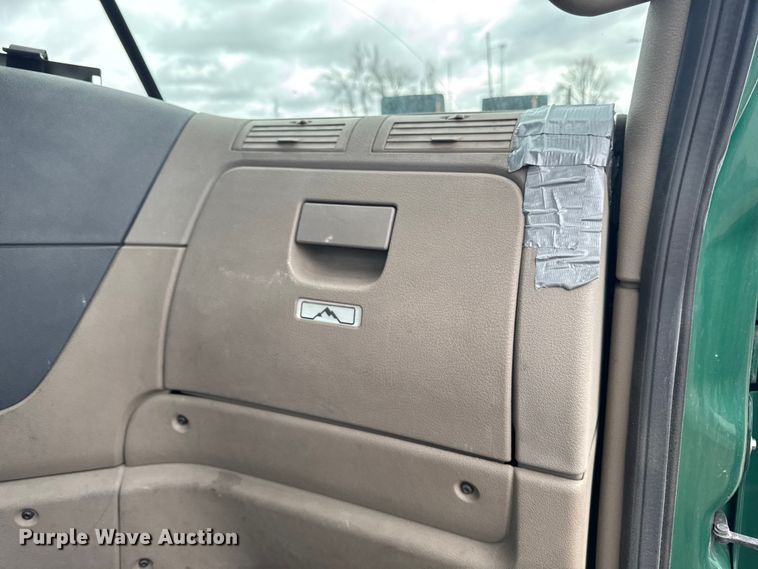 image for item YA2393 2017 Freightliner Cascadia 125 semi truck