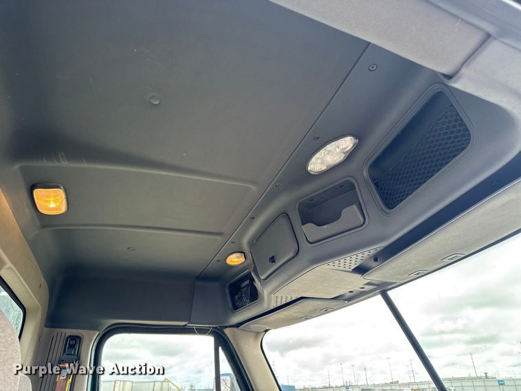 image for item YA2393 2017 Freightliner Cascadia 125 semi truck