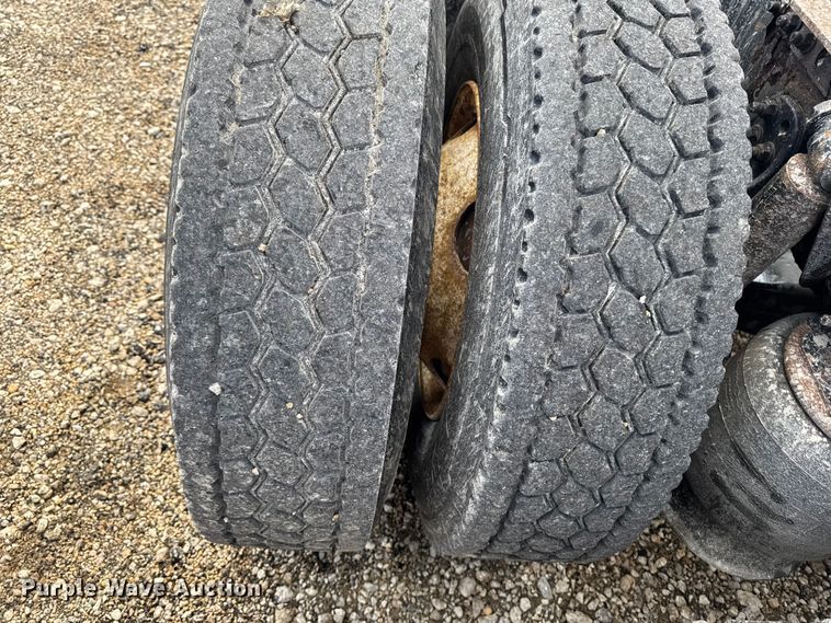 image for item YA2393 2017 Freightliner Cascadia 125 semi truck