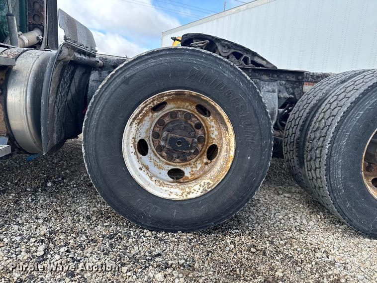 image for item YA2393 2017 Freightliner Cascadia 125 semi truck