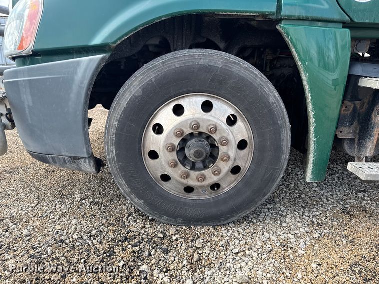 image for item YA2393 2017 Freightliner Cascadia 125 semi truck