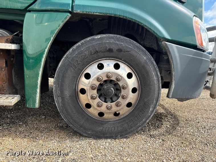 image for item YA2393 2017 Freightliner Cascadia 125 semi truck