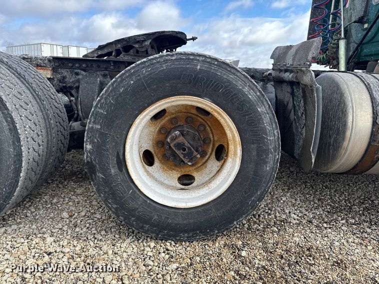 image for item YA2393 2017 Freightliner Cascadia 125 semi truck