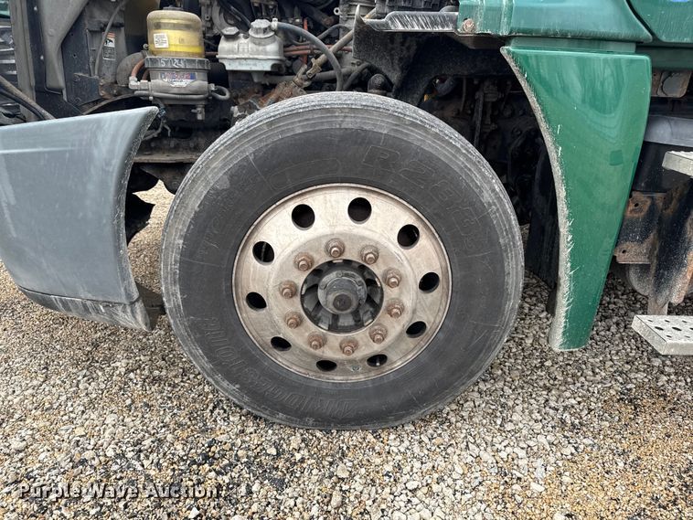 image for item YA2393 2017 Freightliner Cascadia 125 semi truck