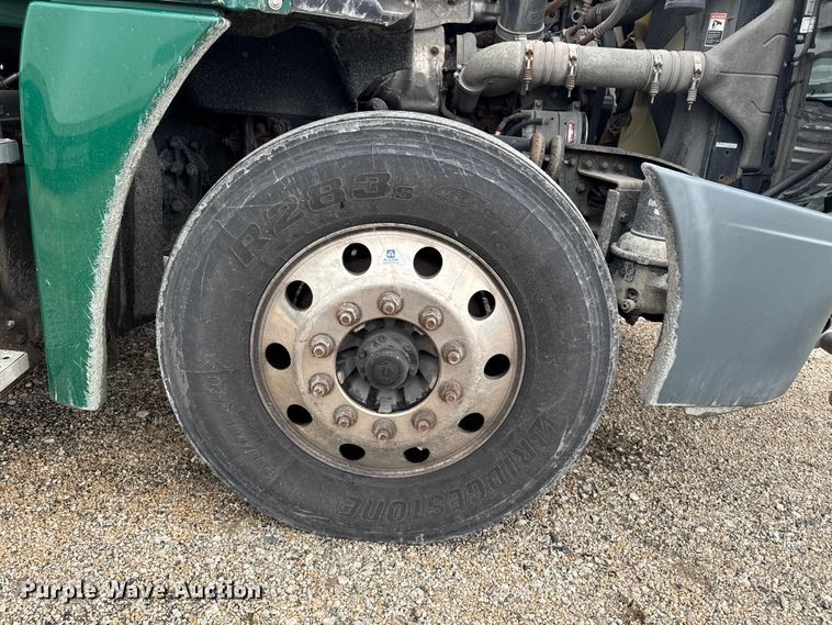 image for item YA2393 2017 Freightliner Cascadia 125 semi truck