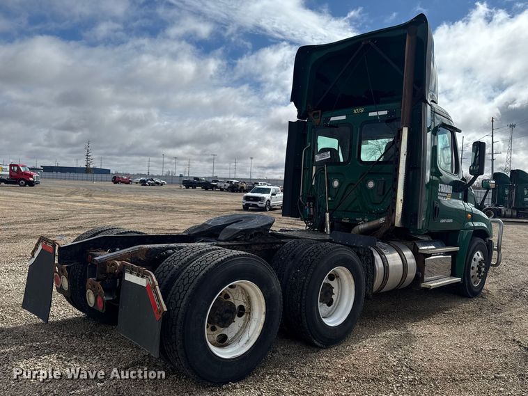 image for item YA2394 2017 Freightliner Cascadia 125 semi truck