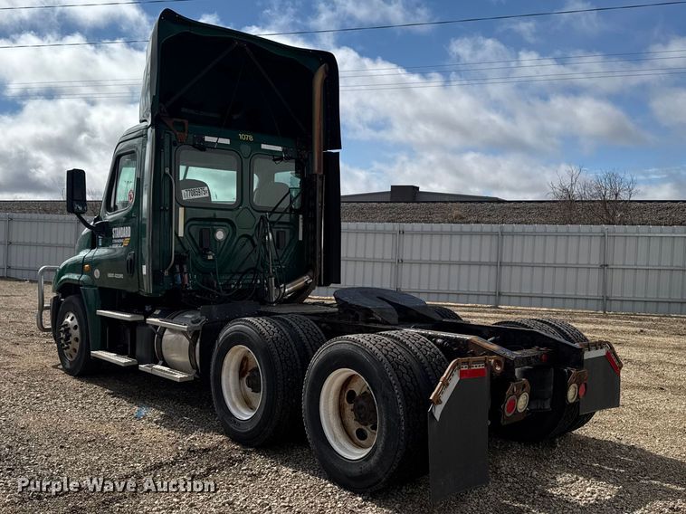 image for item YA2394 2017 Freightliner Cascadia 125 semi truck