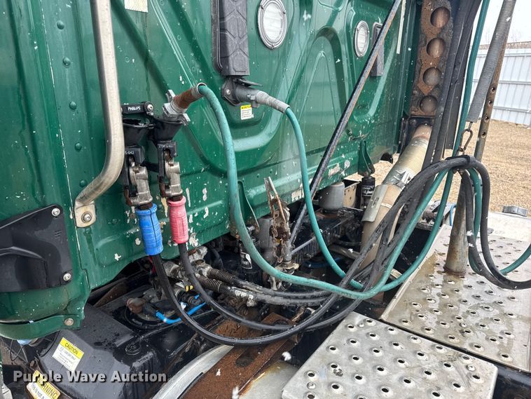 image for item YA2394 2017 Freightliner Cascadia 125 semi truck