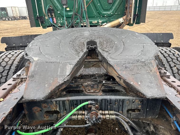 image for item YA2394 2017 Freightliner Cascadia 125 semi truck