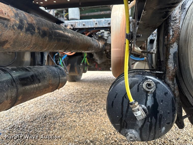 image for item YA2394 2017 Freightliner Cascadia 125 semi truck