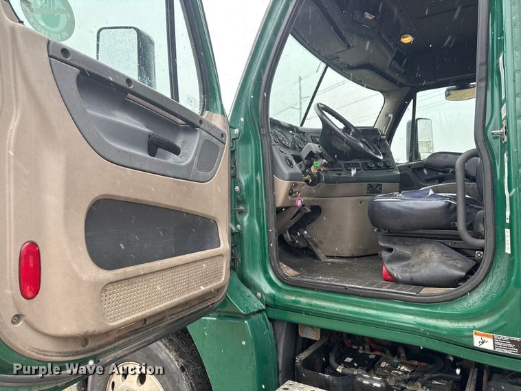 image for item YA2394 2017 Freightliner Cascadia 125 semi truck