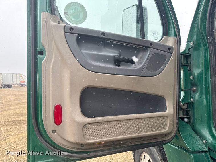 image for item YA2394 2017 Freightliner Cascadia 125 semi truck