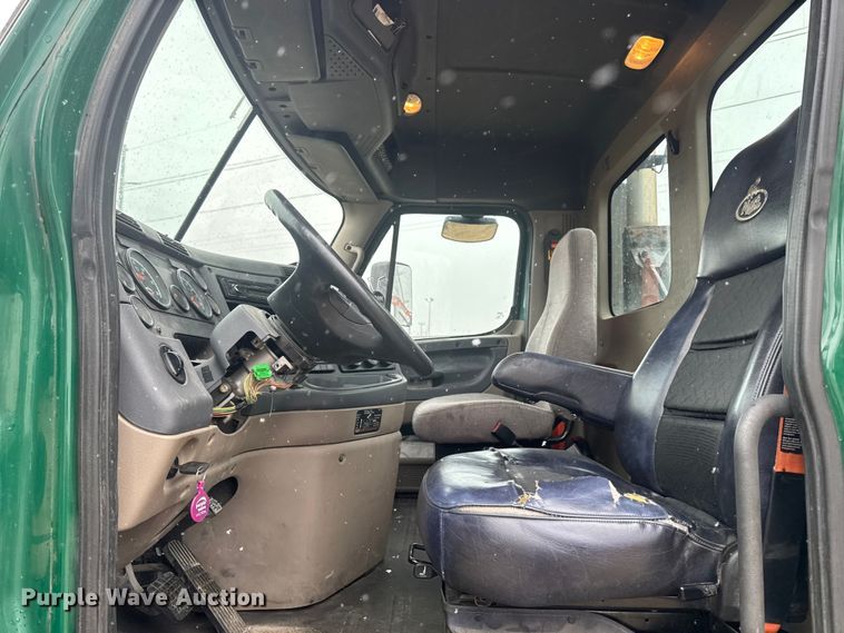 image for item YA2394 2017 Freightliner Cascadia 125 semi truck