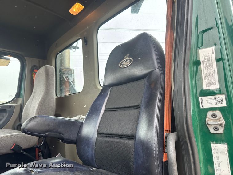 image for item YA2394 2017 Freightliner Cascadia 125 semi truck