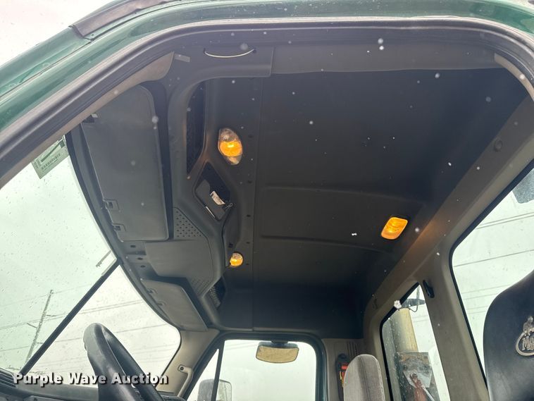 image for item YA2394 2017 Freightliner Cascadia 125 semi truck