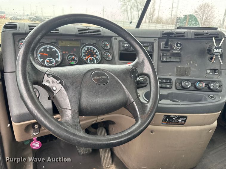 image for item YA2394 2017 Freightliner Cascadia 125 semi truck