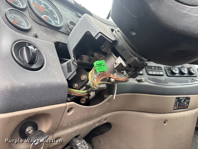 image for item YA2394 2017 Freightliner Cascadia 125 semi truck