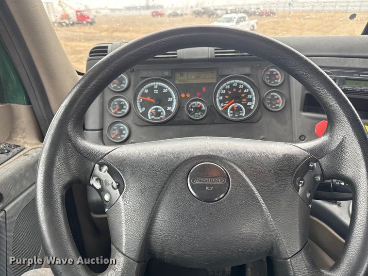 image for item YA2394 2017 Freightliner Cascadia 125 semi truck