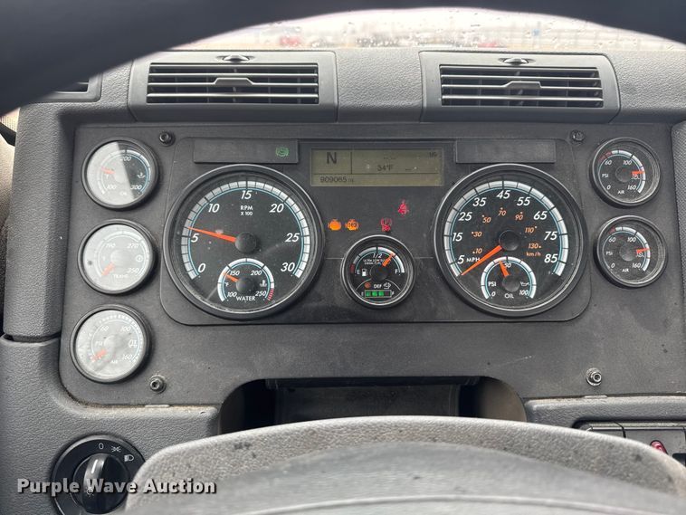 image for item YA2394 2017 Freightliner Cascadia 125 semi truck