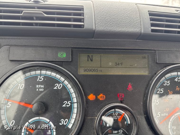 image for item YA2394 2017 Freightliner Cascadia 125 semi truck