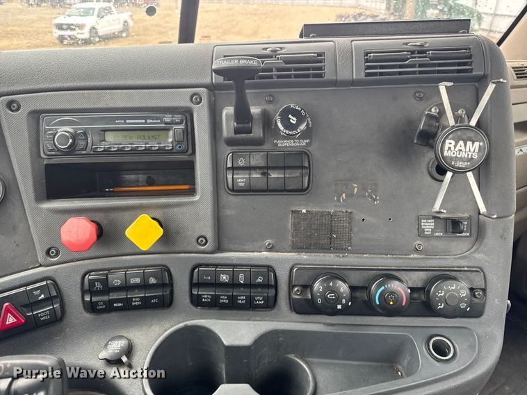 image for item YA2394 2017 Freightliner Cascadia 125 semi truck