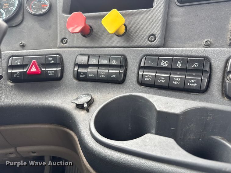 image for item YA2394 2017 Freightliner Cascadia 125 semi truck