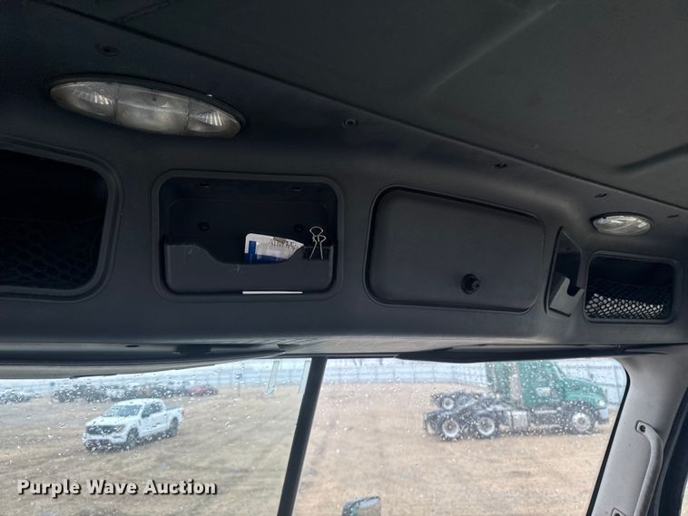 image for item YA2394 2017 Freightliner Cascadia 125 semi truck