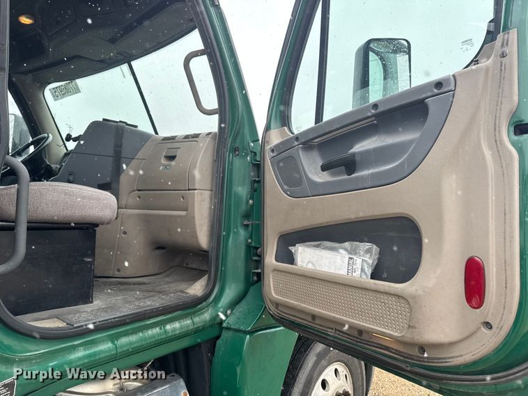 image for item YA2394 2017 Freightliner Cascadia 125 semi truck