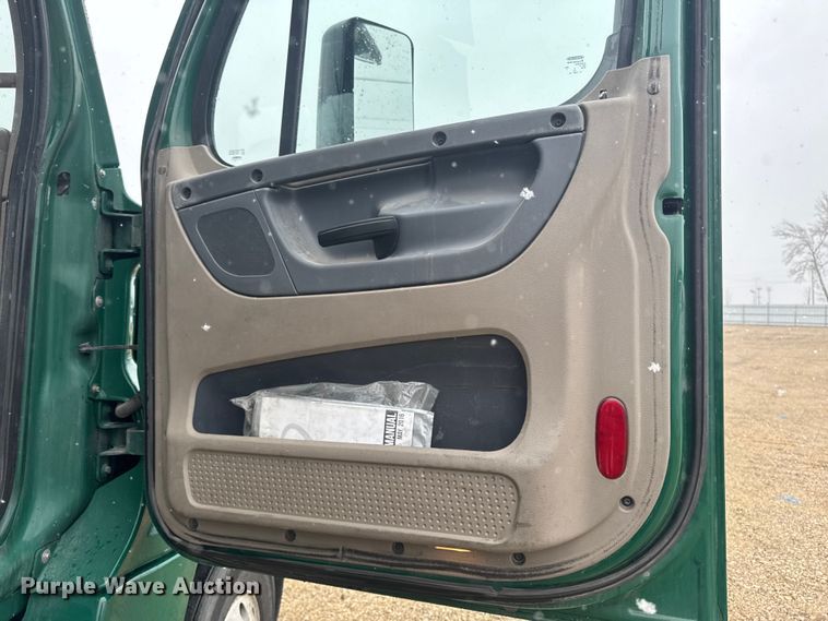 image for item YA2394 2017 Freightliner Cascadia 125 semi truck